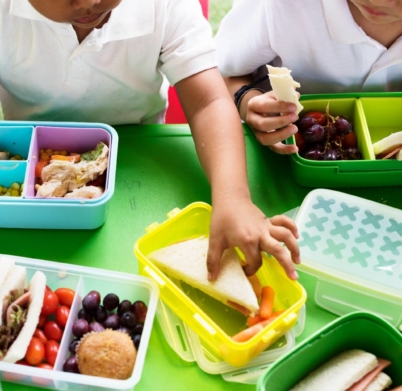 kids-eating-lunch-elementary-school